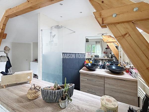 Maison familiale avec studio indépendant ou activité indépendante à domicile, dépendances et grand terrain à Lanhelin