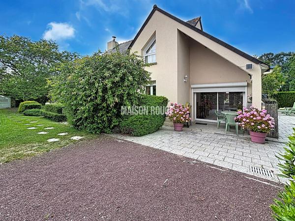 Maison familiale avec studio indépendant ou activité indépendante à domicile, dépendances et grand terrain à Lanhelin
