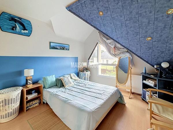 Maison familiale avec studio indépendant ou activité indépendante à domicile, dépendances et grand terrain à Lanhelin