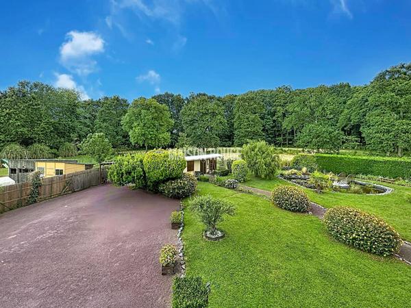 Maison familiale avec studio indépendant ou activité indépendante à domicile, dépendances et grand terrain à Lanhelin