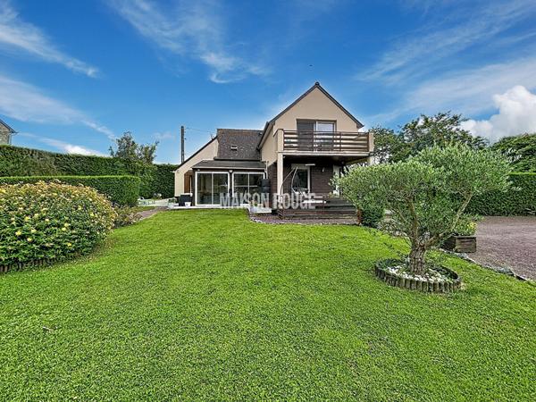 Maison familiale avec studio indépendant ou activité indépendante à domicile, dépendances et grand terrain à Lanhelin