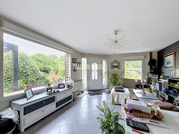 Maison familiale avec studio indépendant ou activité indépendante à domicile, dépendances et grand terrain à Lanhelin