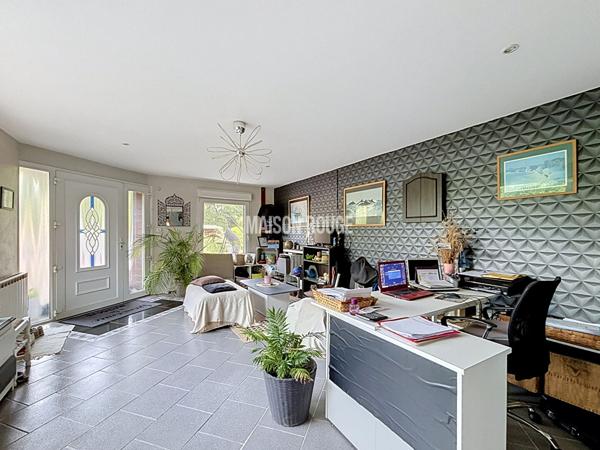 Maison familiale avec studio indépendant ou activité indépendante à domicile, dépendances et grand terrain à Lanhelin