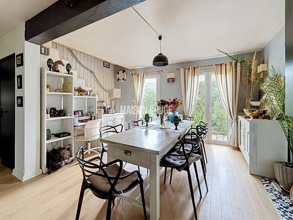 Maison familiale avec studio indépendant ou activité indépendante à domicile, dépendances et grand terrain à Lanhelin