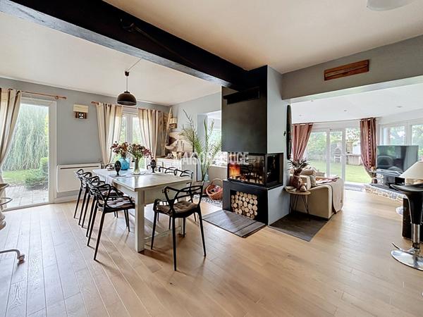 Maison familiale avec studio indépendant ou activité indépendante à domicile, dépendances et grand terrain à Lanhelin