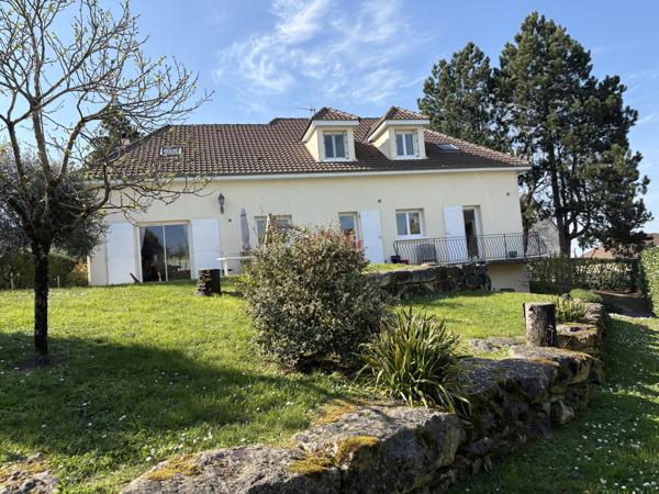 PRIX ATTRACTIF : SUR LES HAUTEURS CHÂTELLERAULT NORD TRÈS BELLE MAISON DE 272 M² 6 CHAMBRES Réf 2663