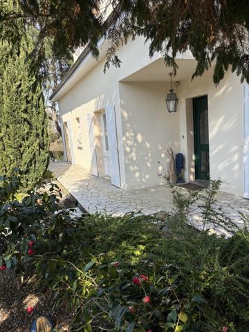 PRIX ATTRACTIF : SUR LES HAUTEURS CHÂTELLERAULT NORD TRÈS BELLE MAISON DE 272 M² 6 CHAMBRES Réf 2663