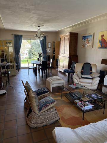PRIX ATTRACTIF : SUR LES HAUTEURS CHÂTELLERAULT NORD TRÈS BELLE MAISON DE 272 M² 6 CHAMBRES Réf 2663