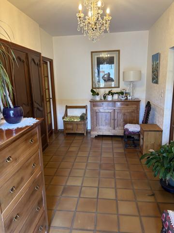 PRIX ATTRACTIF : SUR LES HAUTEURS CHÂTELLERAULT NORD TRÈS BELLE MAISON DE 272 M² 6 CHAMBRES Réf 2663