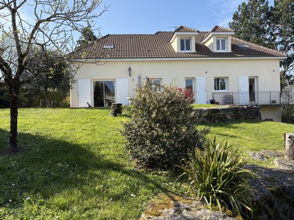 PRIX ATTRACTIF : SUR LES HAUTEURS CHÂTELLERAULT NORD TRÈS BELLE MAISON DE 272 M² 6 CHAMBRES Réf 2663