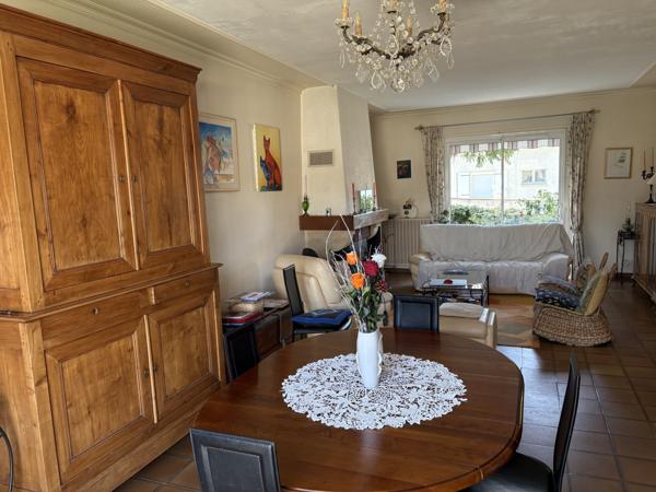 PRIX ATTRACTIF : SUR LES HAUTEURS CHÂTELLERAULT NORD TRÈS BELLE MAISON DE 272 M² 6 CHAMBRES Réf 2663