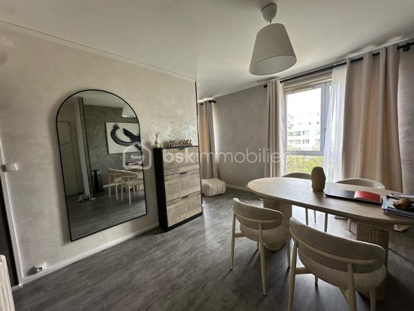 Appartement  traversant , 3 pièces de 47 m² – Idéal premier achat ou investissement locatif

Situé dans le quartier recherché de Beauregard, cet appartement bénéficie d’un emplacement privilégié, à proximité immédiate des commerces, des écoles et de toutes les commodités.

Vous rejoindrez le centre-ville en seulement 15 minutes à pied et en 2 minutes grâce à un arrêt de bus pour la gare .situé au pied de la résidence. Les accès aux autoroutes A13 et A14 sont également rapides.

D’une superficie de 47 m², l’appartement se compose de :

•⁠  ⁠Une entrée,
•⁠  ⁠Une cuisine équipée,
•⁠  ⁠Un double séjour lumineux,
•⁠  ⁠Une chambre,
•⁠  ⁠Une salle de bains,
•⁠  ⁠Des WC séparés.

Une cave vient compléter ce bien, ainsi qu’un parking libre réservé aux résidents.

Un bien idéal pour un premier achat ou un investissement locatif, offrant un excellent potentiel dans un secteur recherché.