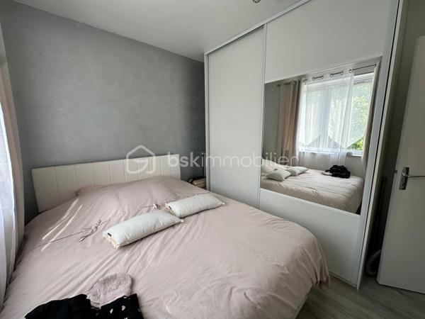 Appartement  traversant , 3 pièces de 47 m² – Idéal premier achat ou investissement locatif

Situé dans le quartier recherché de Beauregard, cet appartement bénéficie d’un emplacement privilégié, à proximité immédiate des commerces, des écoles et de toutes les commodités.

Vous rejoindrez le centre-ville en seulement 15 minutes à pied et en 2 minutes grâce à un arrêt de bus pour la gare .situé au pied de la résidence. Les accès aux autoroutes A13 et A14 sont également rapides.

D’une superficie de 47 m², l’appartement se compose de :

•⁠  ⁠Une entrée,
•⁠  ⁠Une cuisine équipée,
•⁠  ⁠Un double séjour lumineux,
•⁠  ⁠Une chambre,
•⁠  ⁠Une salle de bains,
•⁠  ⁠Des WC séparés.

Une cave vient compléter ce bien, ainsi qu’un parking libre réservé aux résidents.

Un bien idéal pour un premier achat ou un investissement locatif, offrant un excellent potentiel dans un secteur recherché.