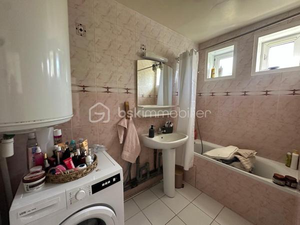 Appartement  traversant , 3 pièces de 47 m² – Idéal premier achat ou investissement locatif

Situé dans le quartier recherché de Beauregard, cet appartement bénéficie d’un emplacement privilégié, à proximité immédiate des commerces, des écoles et de toutes les commodités.

Vous rejoindrez le centre-ville en seulement 15 minutes à pied et en 2 minutes grâce à un arrêt de bus pour la gare .situé au pied de la résidence. Les accès aux autoroutes A13 et A14 sont également rapides.

D’une superficie de 47 m², l’appartement se compose de :

•⁠  ⁠Une entrée,
•⁠  ⁠Une cuisine équipée,
•⁠  ⁠Un double séjour lumineux,
•⁠  ⁠Une chambre,
•⁠  ⁠Une salle de bains,
•⁠  ⁠Des WC séparés.

Une cave vient compléter ce bien, ainsi qu’un parking libre réservé aux résidents.

Un bien idéal pour un premier achat ou un investissement locatif, offrant un excellent potentiel dans un secteur recherché.