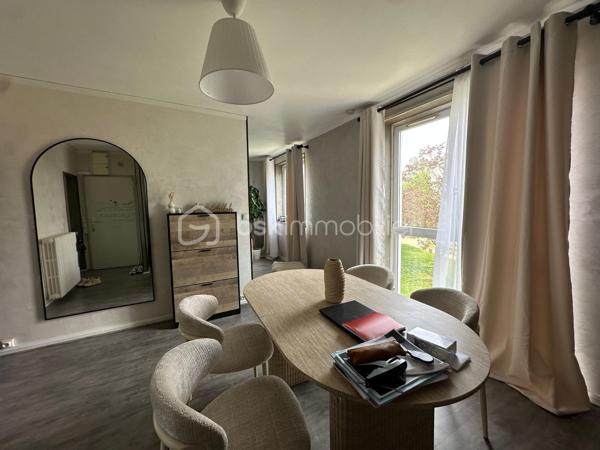 Appartement  traversant , 3 pièces de 47 m² – Idéal premier achat ou investissement locatif

Situé dans le quartier recherché de Beauregard, cet appartement bénéficie d’un emplacement privilégié, à proximité immédiate des commerces, des écoles et de toutes les commodités.

Vous rejoindrez le centre-ville en seulement 15 minutes à pied et en 2 minutes grâce à un arrêt de bus pour la gare .situé au pied de la résidence. Les accès aux autoroutes A13 et A14 sont également rapides.

D’une superficie de 47 m², l’appartement se compose de :

•⁠  ⁠Une entrée,
•⁠  ⁠Une cuisine équipée,
•⁠  ⁠Un double séjour lumineux,
•⁠  ⁠Une chambre,
•⁠  ⁠Une salle de bains,
•⁠  ⁠Des WC séparés.

Une cave vient compléter ce bien, ainsi qu’un parking libre réservé aux résidents.

Un bien idéal pour un premier achat ou un investissement locatif, offrant un excellent potentiel dans un secteur recherché.
