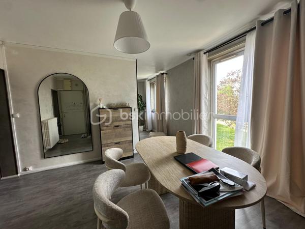 Appartement  traversant , 3 pièces de 47 m² – Idéal premier achat ou investissement locatif

Situé dans le quartier recherché de Beauregard, cet appartement bénéficie d’un emplacement privilégié, à proximité immédiate des commerces, des écoles et de toutes les commodités.

Vous rejoindrez le centre-ville en seulement 15 minutes à pied et en 2 minutes grâce à un arrêt de bus pour la gare .situé au pied de la résidence. Les accès aux autoroutes A13 et A14 sont également rapides.

D’une superficie de 47 m², l’appartement se compose de :

•⁠  ⁠Une entrée,
•⁠  ⁠Une cuisine équipée,
•⁠  ⁠Un double séjour lumineux,
•⁠  ⁠Une chambre,
•⁠  ⁠Une salle de bains,
•⁠  ⁠Des WC séparés.

Une cave vient compléter ce bien, ainsi qu’un parking libre réservé aux résidents.

Un bien idéal pour un premier achat ou un investissement locatif, offrant un excellent potentiel dans un secteur recherché.