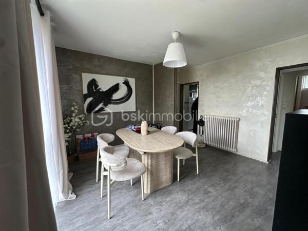 Appartement  traversant , 3 pièces de 47 m² – Idéal premier achat ou investissement locatif

Situé dans le quartier recherché de Beauregard, cet appartement bénéficie d’un emplacement privilégié, à proximité immédiate des commerces, des écoles et de toutes les commodités.

Vous rejoindrez le centre-ville en seulement 15 minutes à pied et en 2 minutes grâce à un arrêt de bus pour la gare .situé au pied de la résidence. Les accès aux autoroutes A13 et A14 sont également rapides.

D’une superficie de 47 m², l’appartement se compose de :

•⁠  ⁠Une entrée,
•⁠  ⁠Une cuisine équipée,
•⁠  ⁠Un double séjour lumineux,
•⁠  ⁠Une chambre,
•⁠  ⁠Une salle de bains,
•⁠  ⁠Des WC séparés.

Une cave vient compléter ce bien, ainsi qu’un parking libre réservé aux résidents.

Un bien idéal pour un premier achat ou un investissement locatif, offrant un excellent potentiel dans un secteur recherché.