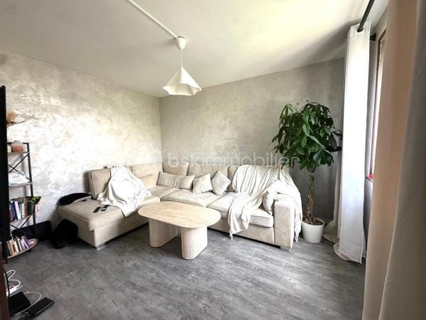 Appartement  traversant , 3 pièces de 47 m² – Idéal premier achat ou investissement locatif

Situé dans le quartier recherché de Beauregard, cet appartement bénéficie d’un emplacement privilégié, à proximité immédiate des commerces, des écoles et de toutes les commodités.

Vous rejoindrez le centre-ville en seulement 15 minutes à pied et en 2 minutes grâce à un arrêt de bus pour la gare .situé au pied de la résidence. Les accès aux autoroutes A13 et A14 sont également rapides.

D’une superficie de 47 m², l’appartement se compose de :

•⁠  ⁠Une entrée,
•⁠  ⁠Une cuisine équipée,
•⁠  ⁠Un double séjour lumineux,
•⁠  ⁠Une chambre,
•⁠  ⁠Une salle de bains,
•⁠  ⁠Des WC séparés.

Une cave vient compléter ce bien, ainsi qu’un parking libre réservé aux résidents.

Un bien idéal pour un premier achat ou un investissement locatif, offrant un excellent potentiel dans un secteur recherché.