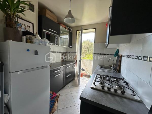 Appartement  traversant , 3 pièces de 47 m² – Idéal premier achat ou investissement locatif

Situé dans le quartier recherché de Beauregard, cet appartement bénéficie d’un emplacement privilégié, à proximité immédiate des commerces, des écoles et de toutes les commodités.

Vous rejoindrez le centre-ville en seulement 15 minutes à pied et en 2 minutes grâce à un arrêt de bus pour la gare .situé au pied de la résidence. Les accès aux autoroutes A13 et A14 sont également rapides.

D’une superficie de 47 m², l’appartement se compose de :

•⁠  ⁠Une entrée,
•⁠  ⁠Une cuisine équipée,
•⁠  ⁠Un double séjour lumineux,
•⁠  ⁠Une chambre,
•⁠  ⁠Une salle de bains,
•⁠  ⁠Des WC séparés.

Une cave vient compléter ce bien, ainsi qu’un parking libre réservé aux résidents.

Un bien idéal pour un premier achat ou un investissement locatif, offrant un excellent potentiel dans un secteur recherché.