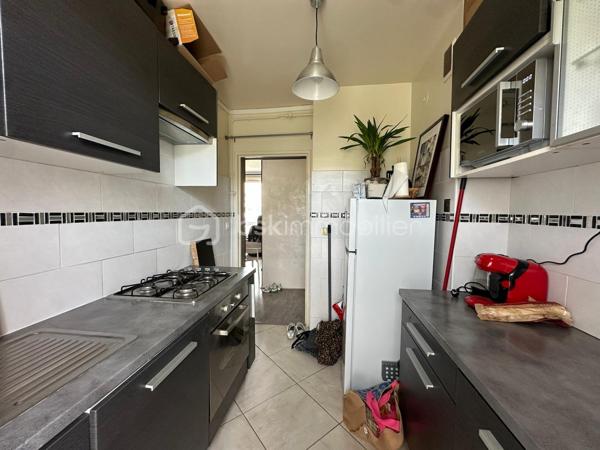 Appartement  traversant , 3 pièces de 47 m² – Idéal premier achat ou investissement locatif

Situé dans le quartier recherché de Beauregard, cet appartement bénéficie d’un emplacement privilégié, à proximité immédiate des commerces, des écoles et de toutes les commodités.

Vous rejoindrez le centre-ville en seulement 15 minutes à pied et en 2 minutes grâce à un arrêt de bus pour la gare .situé au pied de la résidence. Les accès aux autoroutes A13 et A14 sont également rapides.

D’une superficie de 47 m², l’appartement se compose de :

•⁠  ⁠Une entrée,
•⁠  ⁠Une cuisine équipée,
•⁠  ⁠Un double séjour lumineux,
•⁠  ⁠Une chambre,
•⁠  ⁠Une salle de bains,
•⁠  ⁠Des WC séparés.

Une cave vient compléter ce bien, ainsi qu’un parking libre réservé aux résidents.

Un bien idéal pour un premier achat ou un investissement locatif, offrant un excellent potentiel dans un secteur recherché.