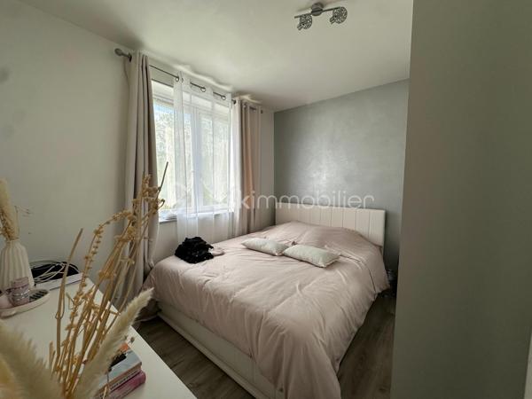 Appartement  traversant , 3 pièces de 47 m² – Idéal premier achat ou investissement locatif

Situé dans le quartier recherché de Beauregard, cet appartement bénéficie d’un emplacement privilégié, à proximité immédiate des commerces, des écoles et de toutes les commodités.

Vous rejoindrez le centre-ville en seulement 15 minutes à pied et en 2 minutes grâce à un arrêt de bus pour la gare .situé au pied de la résidence. Les accès aux autoroutes A13 et A14 sont également rapides.

D’une superficie de 47 m², l’appartement se compose de :

•⁠  ⁠Une entrée,
•⁠  ⁠Une cuisine équipée,
•⁠  ⁠Un double séjour lumineux,
•⁠  ⁠Une chambre,
•⁠  ⁠Une salle de bains,
•⁠  ⁠Des WC séparés.

Une cave vient compléter ce bien, ainsi qu’un parking libre réservé aux résidents.

Un bien idéal pour un premier achat ou un investissement locatif, offrant un excellent potentiel dans un secteur recherché.