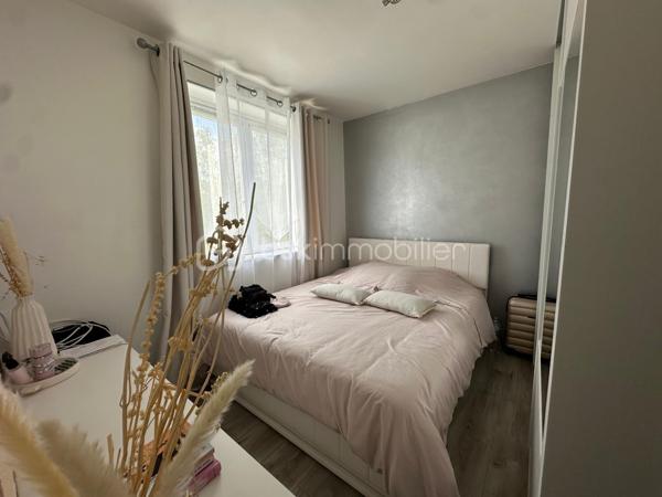 Appartement  traversant , 3 pièces de 47 m² – Idéal premier achat ou investissement locatif

Situé dans le quartier recherché de Beauregard, cet appartement bénéficie d’un emplacement privilégié, à proximité immédiate des commerces, des écoles et de toutes les commodités.

Vous rejoindrez le centre-ville en seulement 15 minutes à pied et en 2 minutes grâce à un arrêt de bus pour la gare .situé au pied de la résidence. Les accès aux autoroutes A13 et A14 sont également rapides.

D’une superficie de 47 m², l’appartement se compose de :

•⁠  ⁠Une entrée,
•⁠  ⁠Une cuisine équipée,
•⁠  ⁠Un double séjour lumineux,
•⁠  ⁠Une chambre,
•⁠  ⁠Une salle de bains,
•⁠  ⁠Des WC séparés.

Une cave vient compléter ce bien, ainsi qu’un parking libre réservé aux résidents.

Un bien idéal pour un premier achat ou un investissement locatif, offrant un excellent potentiel dans un secteur recherché.