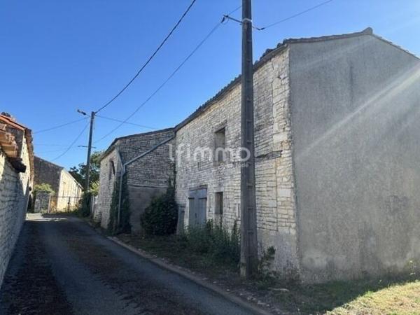 Grange de 114 m2 à rénover à Saleignes.