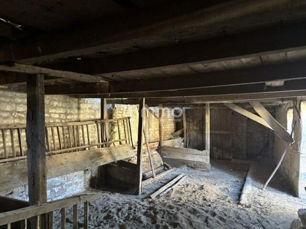 Grange de 114 m2 à rénover à Saleignes.