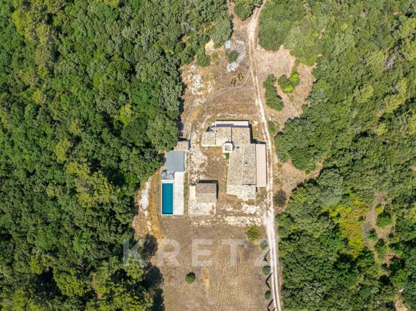 L’ULTIME CONFIDENTIELLE — UNE FERME HISTORIQUE DE PLUS DE 48 HECTARES AU CŒUR DE LA PROVENCE