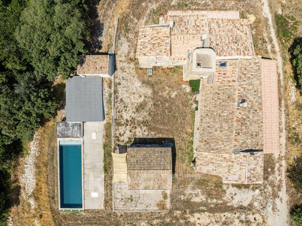 L’ULTIME CONFIDENTIELLE — UNE FERME HISTORIQUE DE PLUS DE 48 HECTARES AU CŒUR DE LA PROVENCE