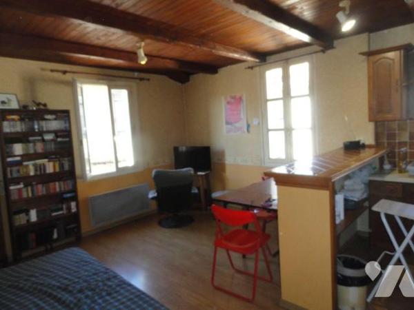 EN EXCLUSIVITE  dans petite copropriété syndic bénévole. Appartement de type P2 au dernier étag...