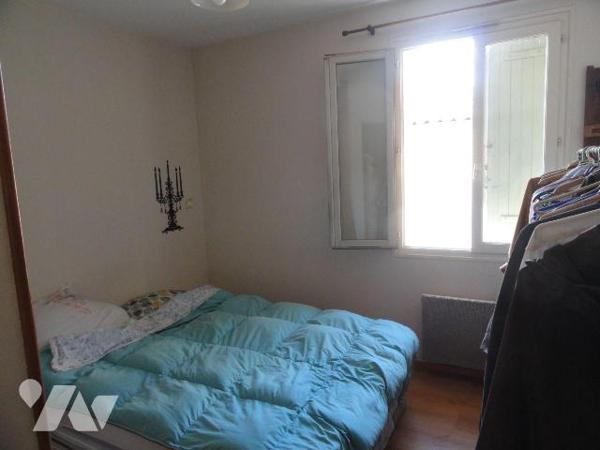 EN EXCLUSIVITE  dans petite copropriété syndic bénévole. Appartement de type P2 au dernier étag...
