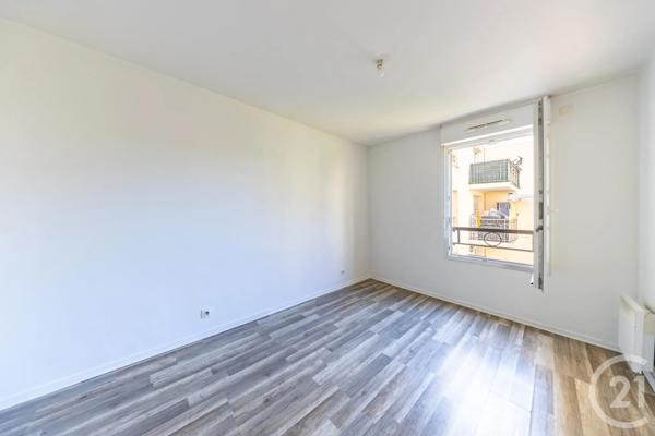 Appartement F2 à vendre  2 pièces - 39 m 2   VIGNEUX SUR SEINE  - 91