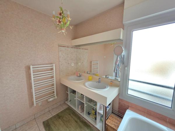 VUE IMPRENABLE POUR CET APPARTEMENT DE TYPE 6 AU DERNIER ETAGE AVEC ASCENSEUR - BALCON - 2 GGES ET CAVE