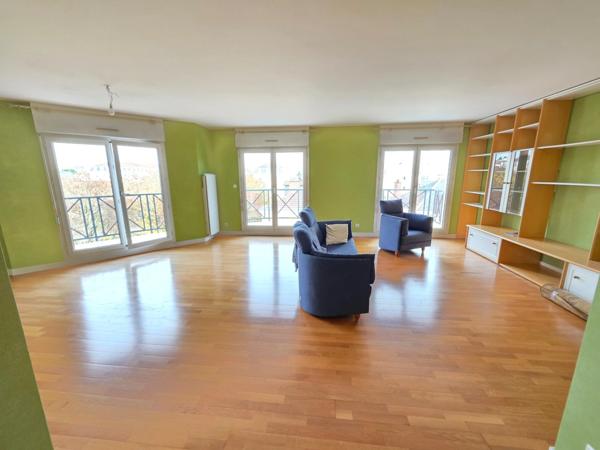 VUE IMPRENABLE POUR CET APPARTEMENT DE TYPE 6 AU DERNIER ETAGE AVEC ASCENSEUR - BALCON - 2 GGES ET CAVE