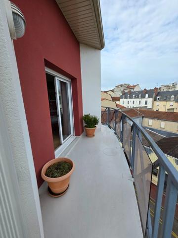 VUE IMPRENABLE POUR CET APPARTEMENT DE TYPE 6 AU DERNIER ETAGE AVEC ASCENSEUR - BALCON - 2 GGES ET CAVE
