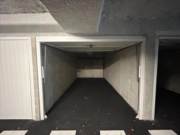 Garage - Parking à louer à Reims dans la Marne (51100), ref : LOCAGACAMPO