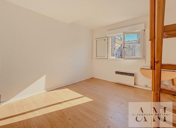 Un duplex lumineux de 35 m²  au calme, au cœur du quartier de la Victoire, dans un immeuble en pierre typiquement bordelais.
