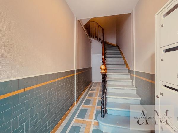 Un duplex lumineux de 35 m²  au calme, au cœur du quartier de la Victoire, dans un immeuble en pierre typiquement bordelais.