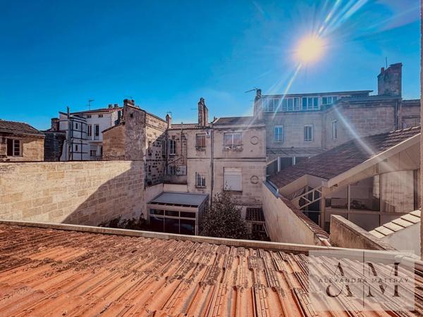 Un duplex lumineux de 35 m²  au calme, au cœur du quartier de la Victoire, dans un immeuble en pierre typiquement bordelais.