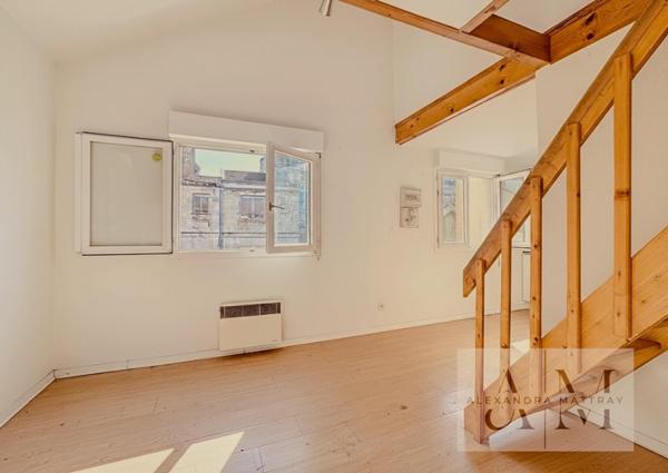 Un duplex lumineux de 35 m²  au calme, au cœur du quartier de la Victoire, dans un immeuble en pierre typiquement bordelais.