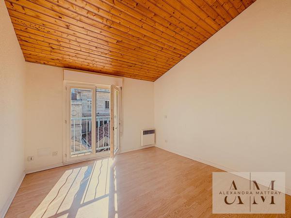 Un duplex lumineux de 35 m²  au calme, au cœur du quartier de la Victoire, dans un immeuble en pierre typiquement bordelais.