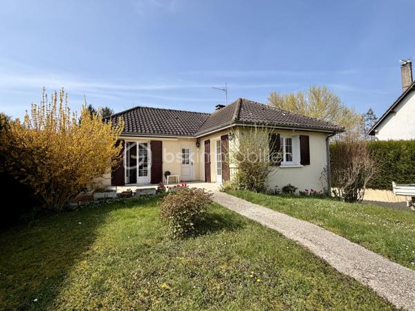 Située dans un secteur recherché de Laroche Saint Cydroine.

Venez découvrir cette charmante maison individuelle de 112m² avec sous-sol total de 100m² sur une parcelle clôturée de 1236m².

Une entrée de 9m² avec placard desservant un double salon lumineux de 33m² avec cheminée, une cuisine de 11,5m², deux chambre de 12m², une salle d'eau de 5m² avec WC et un WC séparé.
Puis un sous sol total de 100m² comprenant deux chambres de 10m² et 16m², une piece de 15m², un garage de 37m² et un grand atelier de 22,5m² et une cave de 12,5m².

Vous bénéficierez également d'un grand jardin tout autour de la maison idéal pour votre famille et recevoir des invités.

LES BONUS :
- Double vitrage PVC de 2012
- Store banne

LES COMMODITES :
- Centre-bourg de Laroche-Saint-Cydroine à quelques minutes avec boulangerie, épicerie, pharmacie, tabac, restaurants et services de proximité
- Supermarchés (Intermarché, Carrefour Market, Aldi...) à moins de 10 minutes en voiture
- Gare SNCF de Laroche–Migennes à 5 minutes en voiture (liaisons vers Auxerre, Sens, Paris-Bercy et Dijon)
- Écoles maternelle et primaire dans la commune, collège et lycée accessibles rapidement à Migennes ou Auxerre
- Accès rapide à la D606, à l'A6 (environ 15 minutes) et à l'A5 via Sens
- Nombreux commerces et services à Migennes et Auxerre
- Proximité des bords de l'Yonne et du canal de Bourgogne
- Paris accessible en environ 1h30 en train depuis la gare de Laroche–Migennes

Disponible 7jrs/7 n'hésitez pas à me contacter pour plus d'informations et organiser une visite.

VIDÉO DISPONIBLE EN LIEN SUR L’ANNONCE OU SUR DEMANDE