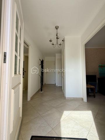 Située dans un secteur recherché de Laroche Saint Cydroine.

Venez découvrir cette charmante maison individuelle de 112m² avec sous-sol total de 100m² sur une parcelle clôturée de 1236m².

Une entrée de 9m² avec placard desservant un double salon lumineux de 33m² avec cheminée, une cuisine de 11,5m², deux chambre de 12m², une salle d'eau de 5m² avec WC et un WC séparé.
Puis un sous sol total de 100m² comprenant deux chambres de 10m² et 16m², une piece de 15m², un garage de 37m² et un grand atelier de 22,5m² et une cave de 12,5m².

Vous bénéficierez également d'un grand jardin tout autour de la maison idéal pour votre famille et recevoir des invités.

LES BONUS :
- Double vitrage PVC de 2012
- Store banne

LES COMMODITES :
- Centre-bourg de Laroche-Saint-Cydroine à quelques minutes avec boulangerie, épicerie, pharmacie, tabac, restaurants et services de proximité
- Supermarchés (Intermarché, Carrefour Market, Aldi...) à moins de 10 minutes en voiture
- Gare SNCF de Laroche–Migennes à 5 minutes en voiture (liaisons vers Auxerre, Sens, Paris-Bercy et Dijon)
- Écoles maternelle et primaire dans la commune, collège et lycée accessibles rapidement à Migennes ou Auxerre
- Accès rapide à la D606, à l'A6 (environ 15 minutes) et à l'A5 via Sens
- Nombreux commerces et services à Migennes et Auxerre
- Proximité des bords de l'Yonne et du canal de Bourgogne
- Paris accessible en environ 1h30 en train depuis la gare de Laroche–Migennes

Disponible 7jrs/7 n'hésitez pas à me contacter pour plus d'informations et organiser une visite.

VIDÉO DISPONIBLE EN LIEN SUR L’ANNONCE OU SUR DEMANDE