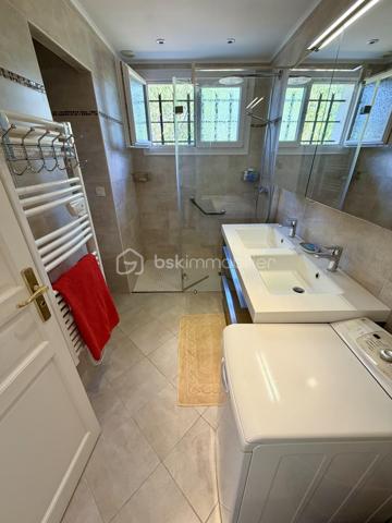 Située dans un secteur recherché de Laroche Saint Cydroine.

Venez découvrir cette charmante maison individuelle de 112m² avec sous-sol total de 100m² sur une parcelle clôturée de 1236m².

Une entrée de 9m² avec placard desservant un double salon lumineux de 33m² avec cheminée, une cuisine de 11,5m², deux chambre de 12m², une salle d'eau de 5m² avec WC et un WC séparé.
Puis un sous sol total de 100m² comprenant deux chambres de 10m² et 16m², une piece de 15m², un garage de 37m² et un grand atelier de 22,5m² et une cave de 12,5m².

Vous bénéficierez également d'un grand jardin tout autour de la maison idéal pour votre famille et recevoir des invités.

LES BONUS :
- Double vitrage PVC de 2012
- Store banne

LES COMMODITES :
- Centre-bourg de Laroche-Saint-Cydroine à quelques minutes avec boulangerie, épicerie, pharmacie, tabac, restaurants et services de proximité
- Supermarchés (Intermarché, Carrefour Market, Aldi...) à moins de 10 minutes en voiture
- Gare SNCF de Laroche–Migennes à 5 minutes en voiture (liaisons vers Auxerre, Sens, Paris-Bercy et Dijon)
- Écoles maternelle et primaire dans la commune, collège et lycée accessibles rapidement à Migennes ou Auxerre
- Accès rapide à la D606, à l'A6 (environ 15 minutes) et à l'A5 via Sens
- Nombreux commerces et services à Migennes et Auxerre
- Proximité des bords de l'Yonne et du canal de Bourgogne
- Paris accessible en environ 1h30 en train depuis la gare de Laroche–Migennes

Disponible 7jrs/7 n'hésitez pas à me contacter pour plus d'informations et organiser une visite.

VIDÉO DISPONIBLE EN LIEN SUR L’ANNONCE OU SUR DEMANDE