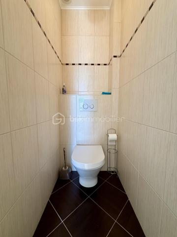 Située dans un secteur recherché de Laroche Saint Cydroine.

Venez découvrir cette charmante maison individuelle de 112m² avec sous-sol total de 100m² sur une parcelle clôturée de 1236m².

Une entrée de 9m² avec placard desservant un double salon lumineux de 33m² avec cheminée, une cuisine de 11,5m², deux chambre de 12m², une salle d'eau de 5m² avec WC et un WC séparé.
Puis un sous sol total de 100m² comprenant deux chambres de 10m² et 16m², une piece de 15m², un garage de 37m² et un grand atelier de 22,5m² et une cave de 12,5m².

Vous bénéficierez également d'un grand jardin tout autour de la maison idéal pour votre famille et recevoir des invités.

LES BONUS :
- Double vitrage PVC de 2012
- Store banne

LES COMMODITES :
- Centre-bourg de Laroche-Saint-Cydroine à quelques minutes avec boulangerie, épicerie, pharmacie, tabac, restaurants et services de proximité
- Supermarchés (Intermarché, Carrefour Market, Aldi...) à moins de 10 minutes en voiture
- Gare SNCF de Laroche–Migennes à 5 minutes en voiture (liaisons vers Auxerre, Sens, Paris-Bercy et Dijon)
- Écoles maternelle et primaire dans la commune, collège et lycée accessibles rapidement à Migennes ou Auxerre
- Accès rapide à la D606, à l'A6 (environ 15 minutes) et à l'A5 via Sens
- Nombreux commerces et services à Migennes et Auxerre
- Proximité des bords de l'Yonne et du canal de Bourgogne
- Paris accessible en environ 1h30 en train depuis la gare de Laroche–Migennes

Disponible 7jrs/7 n'hésitez pas à me contacter pour plus d'informations et organiser une visite.

VIDÉO DISPONIBLE EN LIEN SUR L’ANNONCE OU SUR DEMANDE