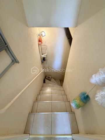 Située dans un secteur recherché de Laroche Saint Cydroine.

Venez découvrir cette charmante maison individuelle de 112m² avec sous-sol total de 100m² sur une parcelle clôturée de 1236m².

Une entrée de 9m² avec placard desservant un double salon lumineux de 33m² avec cheminée, une cuisine de 11,5m², deux chambre de 12m², une salle d'eau de 5m² avec WC et un WC séparé.
Puis un sous sol total de 100m² comprenant deux chambres de 10m² et 16m², une piece de 15m², un garage de 37m² et un grand atelier de 22,5m² et une cave de 12,5m².

Vous bénéficierez également d'un grand jardin tout autour de la maison idéal pour votre famille et recevoir des invités.

LES BONUS :
- Double vitrage PVC de 2012
- Store banne

LES COMMODITES :
- Centre-bourg de Laroche-Saint-Cydroine à quelques minutes avec boulangerie, épicerie, pharmacie, tabac, restaurants et services de proximité
- Supermarchés (Intermarché, Carrefour Market, Aldi...) à moins de 10 minutes en voiture
- Gare SNCF de Laroche–Migennes à 5 minutes en voiture (liaisons vers Auxerre, Sens, Paris-Bercy et Dijon)
- Écoles maternelle et primaire dans la commune, collège et lycée accessibles rapidement à Migennes ou Auxerre
- Accès rapide à la D606, à l'A6 (environ 15 minutes) et à l'A5 via Sens
- Nombreux commerces et services à Migennes et Auxerre
- Proximité des bords de l'Yonne et du canal de Bourgogne
- Paris accessible en environ 1h30 en train depuis la gare de Laroche–Migennes

Disponible 7jrs/7 n'hésitez pas à me contacter pour plus d'informations et organiser une visite.

VIDÉO DISPONIBLE EN LIEN SUR L’ANNONCE OU SUR DEMANDE