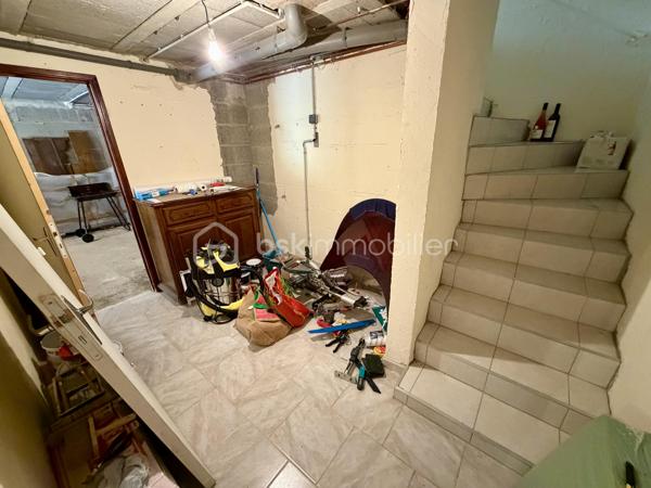 Située dans un secteur recherché de Laroche Saint Cydroine.

Venez découvrir cette charmante maison individuelle de 112m² avec sous-sol total de 100m² sur une parcelle clôturée de 1236m².

Une entrée de 9m² avec placard desservant un double salon lumineux de 33m² avec cheminée, une cuisine de 11,5m², deux chambre de 12m², une salle d'eau de 5m² avec WC et un WC séparé.
Puis un sous sol total de 100m² comprenant deux chambres de 10m² et 16m², une piece de 15m², un garage de 37m² et un grand atelier de 22,5m² et une cave de 12,5m².

Vous bénéficierez également d'un grand jardin tout autour de la maison idéal pour votre famille et recevoir des invités.

LES BONUS :
- Double vitrage PVC de 2012
- Store banne

LES COMMODITES :
- Centre-bourg de Laroche-Saint-Cydroine à quelques minutes avec boulangerie, épicerie, pharmacie, tabac, restaurants et services de proximité
- Supermarchés (Intermarché, Carrefour Market, Aldi...) à moins de 10 minutes en voiture
- Gare SNCF de Laroche–Migennes à 5 minutes en voiture (liaisons vers Auxerre, Sens, Paris-Bercy et Dijon)
- Écoles maternelle et primaire dans la commune, collège et lycée accessibles rapidement à Migennes ou Auxerre
- Accès rapide à la D606, à l'A6 (environ 15 minutes) et à l'A5 via Sens
- Nombreux commerces et services à Migennes et Auxerre
- Proximité des bords de l'Yonne et du canal de Bourgogne
- Paris accessible en environ 1h30 en train depuis la gare de Laroche–Migennes

Disponible 7jrs/7 n'hésitez pas à me contacter pour plus d'informations et organiser une visite.

VIDÉO DISPONIBLE EN LIEN SUR L’ANNONCE OU SUR DEMANDE