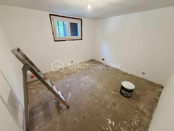 Située dans un secteur recherché de Laroche Saint Cydroine.

Venez découvrir cette charmante maison individuelle de 112m² avec sous-sol total de 100m² sur une parcelle clôturée de 1236m².

Une entrée de 9m² avec placard desservant un double salon lumineux de 33m² avec cheminée, une cuisine de 11,5m², deux chambre de 12m², une salle d'eau de 5m² avec WC et un WC séparé.
Puis un sous sol total de 100m² comprenant deux chambres de 10m² et 16m², une piece de 15m², un garage de 37m² et un grand atelier de 22,5m² et une cave de 12,5m².

Vous bénéficierez également d'un grand jardin tout autour de la maison idéal pour votre famille et recevoir des invités.

LES BONUS :
- Double vitrage PVC de 2012
- Store banne

LES COMMODITES :
- Centre-bourg de Laroche-Saint-Cydroine à quelques minutes avec boulangerie, épicerie, pharmacie, tabac, restaurants et services de proximité
- Supermarchés (Intermarché, Carrefour Market, Aldi...) à moins de 10 minutes en voiture
- Gare SNCF de Laroche–Migennes à 5 minutes en voiture (liaisons vers Auxerre, Sens, Paris-Bercy et Dijon)
- Écoles maternelle et primaire dans la commune, collège et lycée accessibles rapidement à Migennes ou Auxerre
- Accès rapide à la D606, à l'A6 (environ 15 minutes) et à l'A5 via Sens
- Nombreux commerces et services à Migennes et Auxerre
- Proximité des bords de l'Yonne et du canal de Bourgogne
- Paris accessible en environ 1h30 en train depuis la gare de Laroche–Migennes

Disponible 7jrs/7 n'hésitez pas à me contacter pour plus d'informations et organiser une visite.

VIDÉO DISPONIBLE EN LIEN SUR L’ANNONCE OU SUR DEMANDE