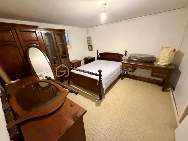 Située dans un secteur recherché de Laroche Saint Cydroine.

Venez découvrir cette charmante maison individuelle de 112m² avec sous-sol total de 100m² sur une parcelle clôturée de 1236m².

Une entrée de 9m² avec placard desservant un double salon lumineux de 33m² avec cheminée, une cuisine de 11,5m², deux chambre de 12m², une salle d'eau de 5m² avec WC et un WC séparé.
Puis un sous sol total de 100m² comprenant deux chambres de 10m² et 16m², une piece de 15m², un garage de 37m² et un grand atelier de 22,5m² et une cave de 12,5m².

Vous bénéficierez également d'un grand jardin tout autour de la maison idéal pour votre famille et recevoir des invités.

LES BONUS :
- Double vitrage PVC de 2012
- Store banne

LES COMMODITES :
- Centre-bourg de Laroche-Saint-Cydroine à quelques minutes avec boulangerie, épicerie, pharmacie, tabac, restaurants et services de proximité
- Supermarchés (Intermarché, Carrefour Market, Aldi...) à moins de 10 minutes en voiture
- Gare SNCF de Laroche–Migennes à 5 minutes en voiture (liaisons vers Auxerre, Sens, Paris-Bercy et Dijon)
- Écoles maternelle et primaire dans la commune, collège et lycée accessibles rapidement à Migennes ou Auxerre
- Accès rapide à la D606, à l'A6 (environ 15 minutes) et à l'A5 via Sens
- Nombreux commerces et services à Migennes et Auxerre
- Proximité des bords de l'Yonne et du canal de Bourgogne
- Paris accessible en environ 1h30 en train depuis la gare de Laroche–Migennes

Disponible 7jrs/7 n'hésitez pas à me contacter pour plus d'informations et organiser une visite.

VIDÉO DISPONIBLE EN LIEN SUR L’ANNONCE OU SUR DEMANDE